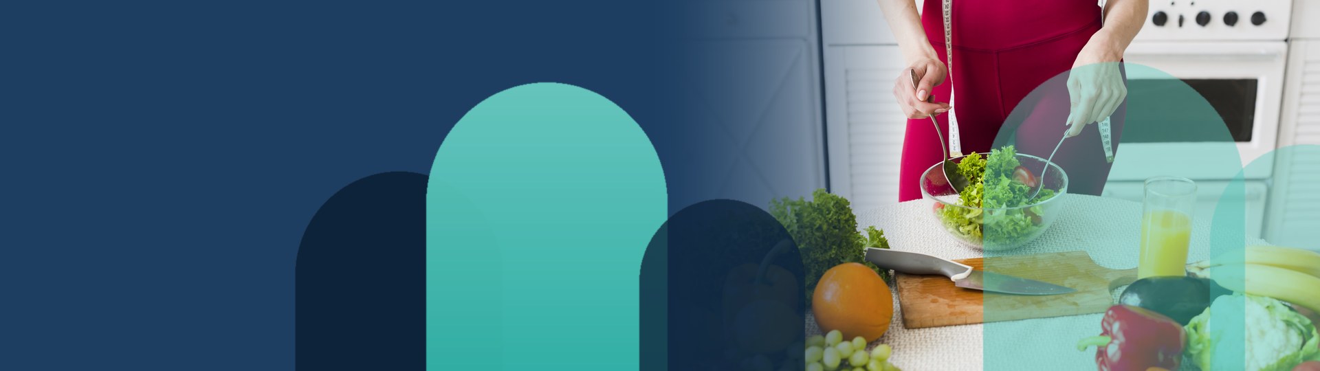 مريضة تراجع خطة التغذية والمكملات مع أخصائية التغذية خلال السنة الأولى بعد عملية تكميم المعدة