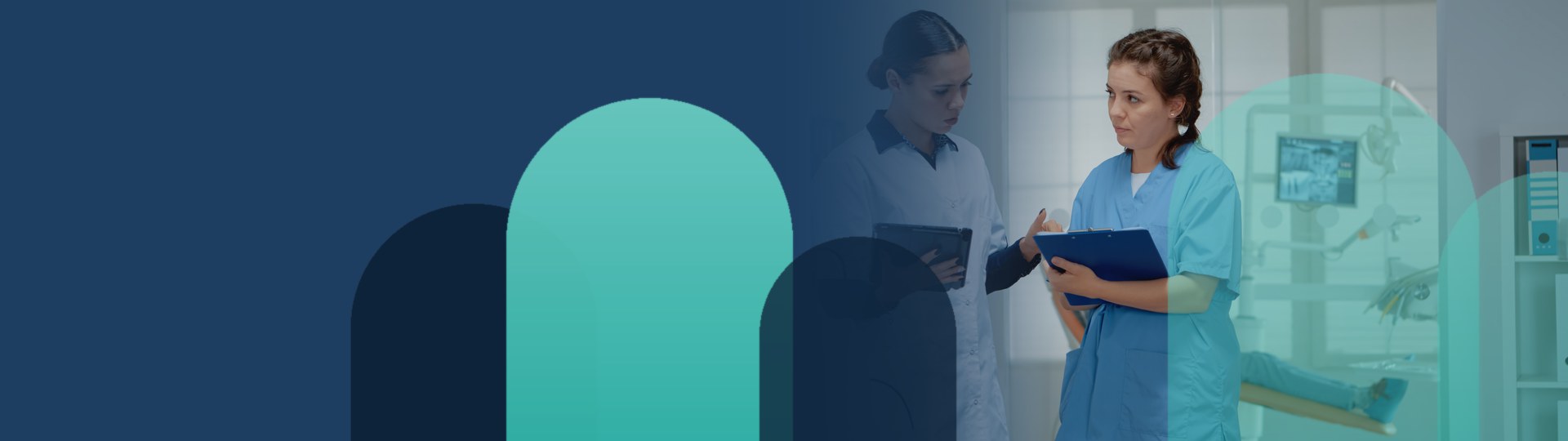 Patientin bespricht Behandlungsplan und Panoramaaufnahme vor der Entscheidung mit der Zahnärztin