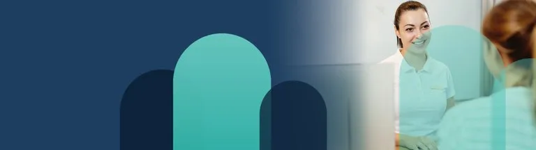 جرّاح تجميل يشرح لمريض مراحل التئام ندبة الجراحة