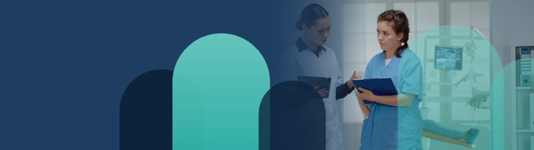 Patientin bespricht Behandlungsplan und Panoramaaufnahme vor der Entscheidung mit der Zahnärztin