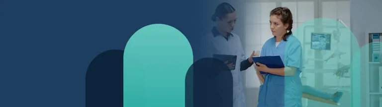 مريض يراجع خطة علاج الأسنان والصورة البانورامية مع الطبيب قبل اتخاذ القرار